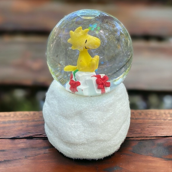 Peanuts Woodstock LED mini SnowGlobe Glitter Globe - Picture 3 of 9